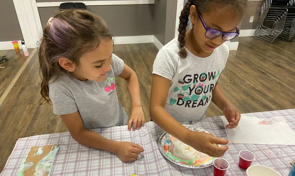 2 young girls reading